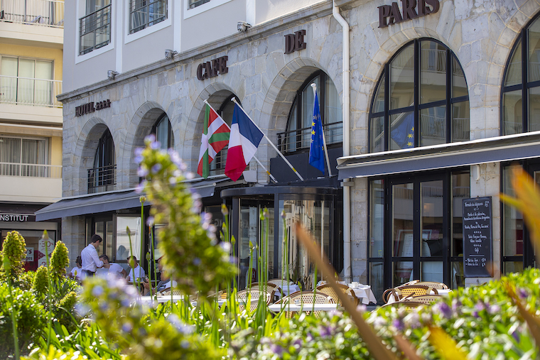 Où dormir à Biarritz : Le Café de Paris est un hôtel quatres étoiles au centre ville de biarritz disposant également d'un restaurant et d'un bar