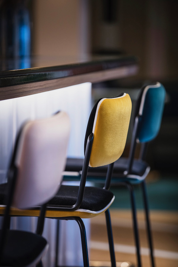 Le Bar aussi est bien décoré au Café de Paris