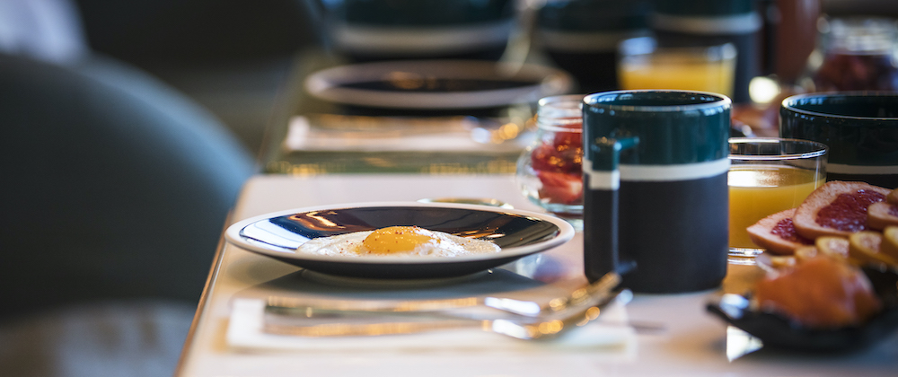 photo du petit déjeuner du Café de Paris à biarritz, on y voit un oeuf au plat, un jus d'orange frais, des tranches de pamplemousse... Café de Paris, petit déjeuner, brunch vue mer à Biarritz