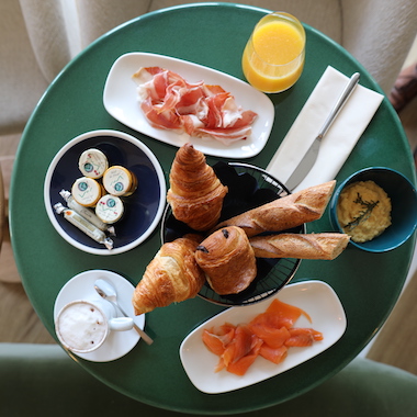 Viennoiserie, truite, oeufs brouillés, Charcuterie venez profier de la terrasse vue mer pour prendre votre petit déjeuner à Biarritz.