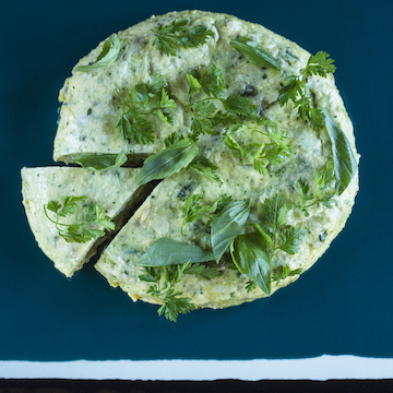 La tortilla du bar Le Café de Paris à Biarritz : Tortilla de morue aux herbes aromatiques