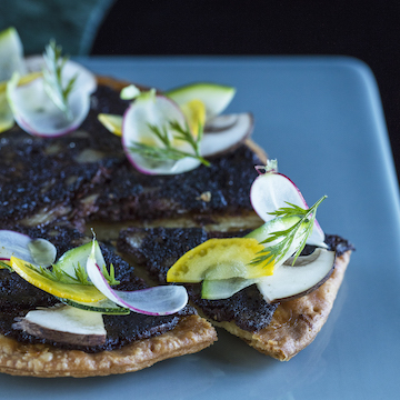 Dégustez la tarte fine du Café de Paris : Tarte fine au boudin noir, légumes croquants