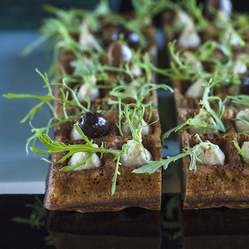 Le bar Le Café de Paris propose des planches gastronomique à partager pour accompagner vos boissons